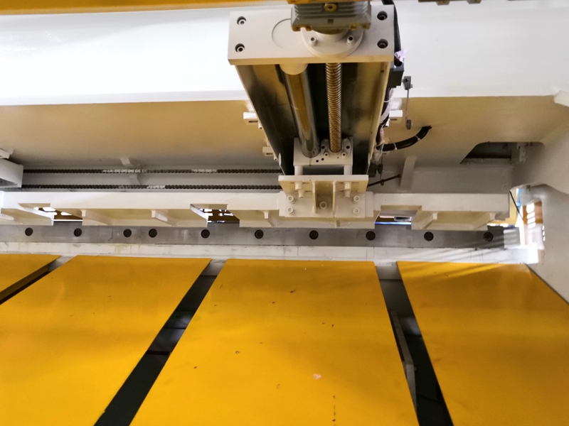 6mm Q11 বৈদ্যুতিক শীট প্লেট শিয়ারিং মেশিন 8 ফুট শীট মেটাল শিয়ারিং মেশিন