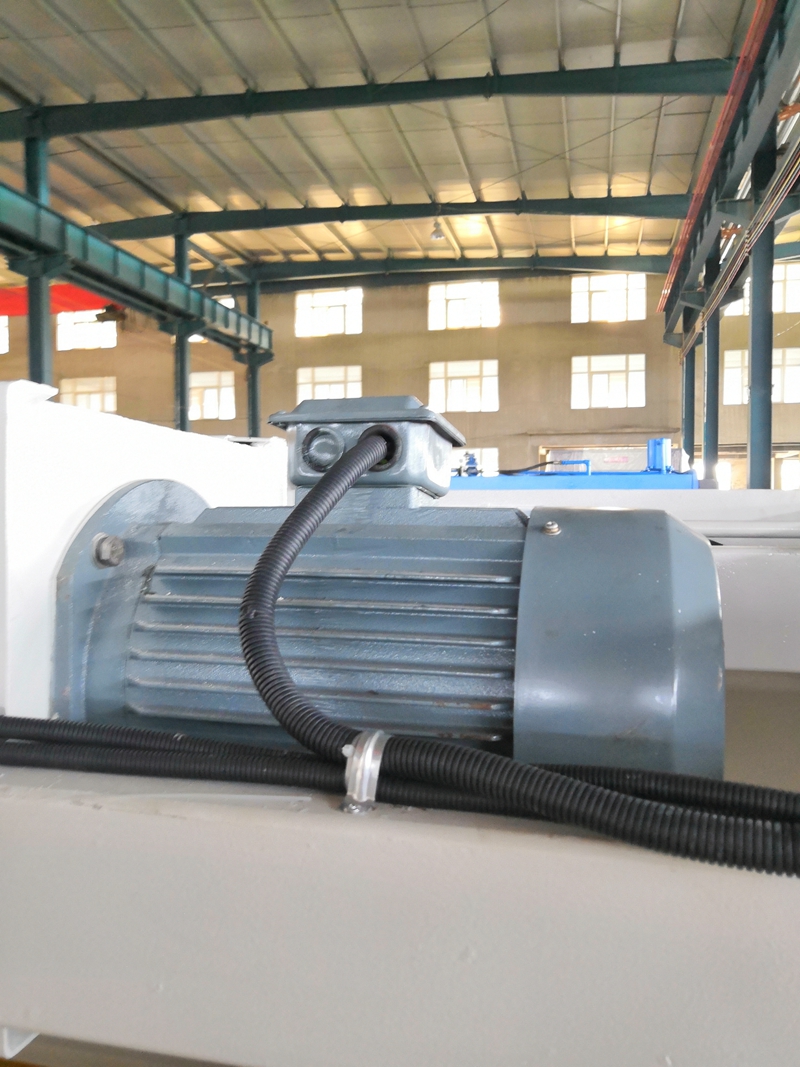 6mm Q11 বৈদ্যুতিক শীট প্লেট শিয়ারিং মেশিন 8 ফুট শীট মেটাল শিয়ারিং মেশিন