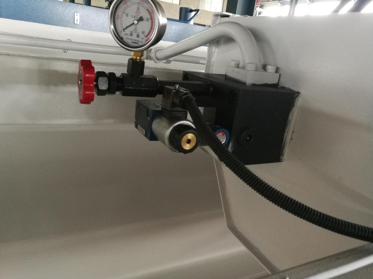 6mm Q11 বৈদ্যুতিক শীট প্লেট শিয়ারিং মেশিন 8 ফুট শীট মেটাল শিয়ারিং মেশিন