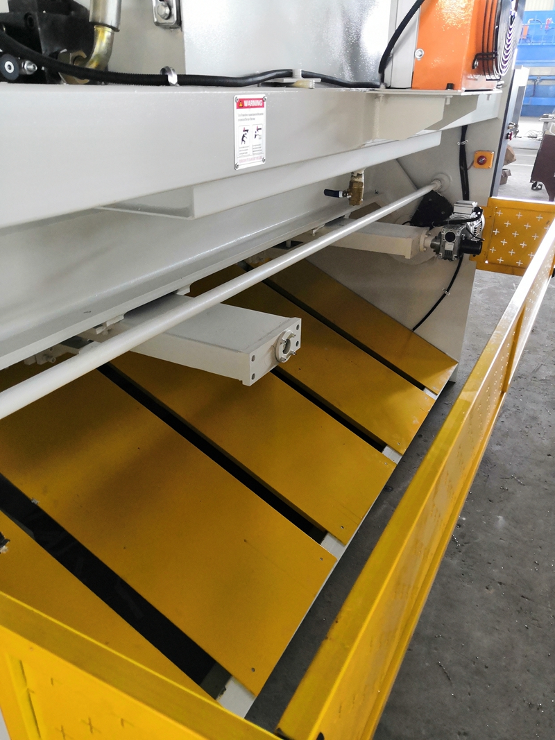 6mm Q11 বৈদ্যুতিক শীট প্লেট শিয়ারিং মেশিন 8 ফুট শীট মেটাল শিয়ারিং মেশিন