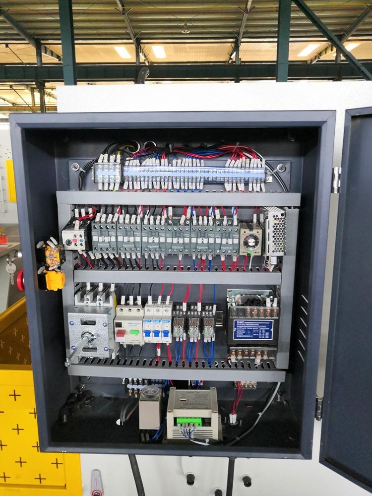 6mm Q11 বৈদ্যুতিক শীট প্লেট শিয়ারিং মেশিন 8 ফুট শীট মেটাল শিয়ারিং মেশিন